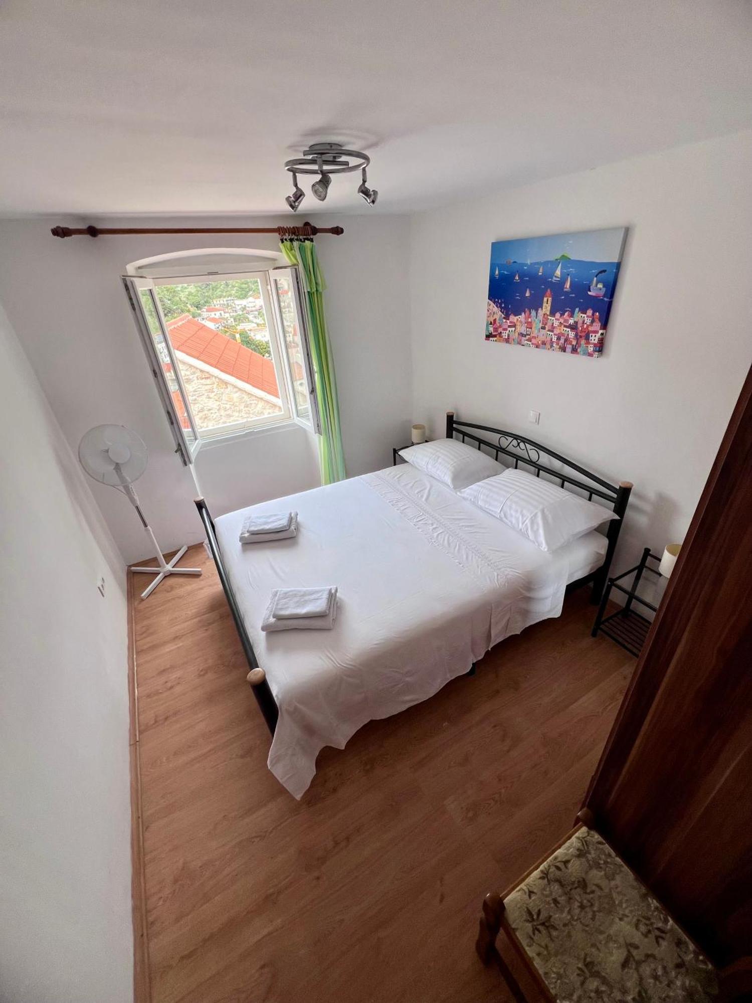 Apartments Tudor Nikola ฮวาร์ ภายนอก รูปภาพ