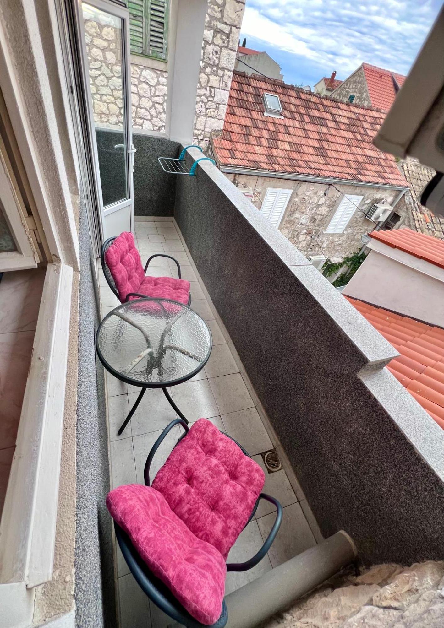 Apartments Tudor Nikola ฮวาร์ ภายนอก รูปภาพ