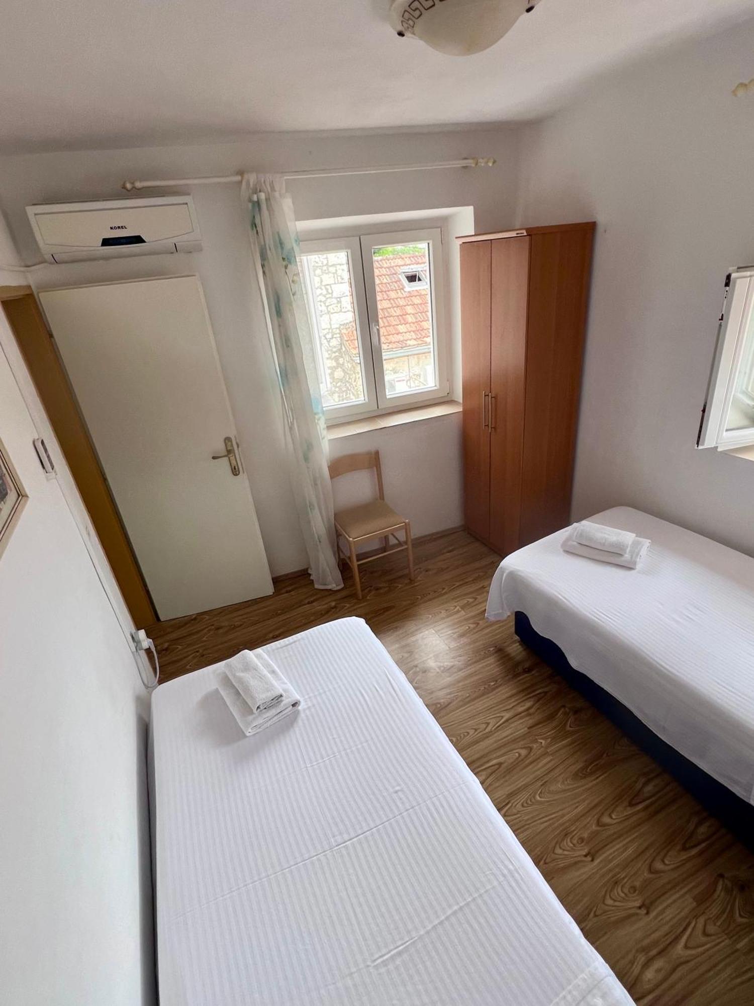 Apartments Tudor Nikola ฮวาร์ ภายนอก รูปภาพ