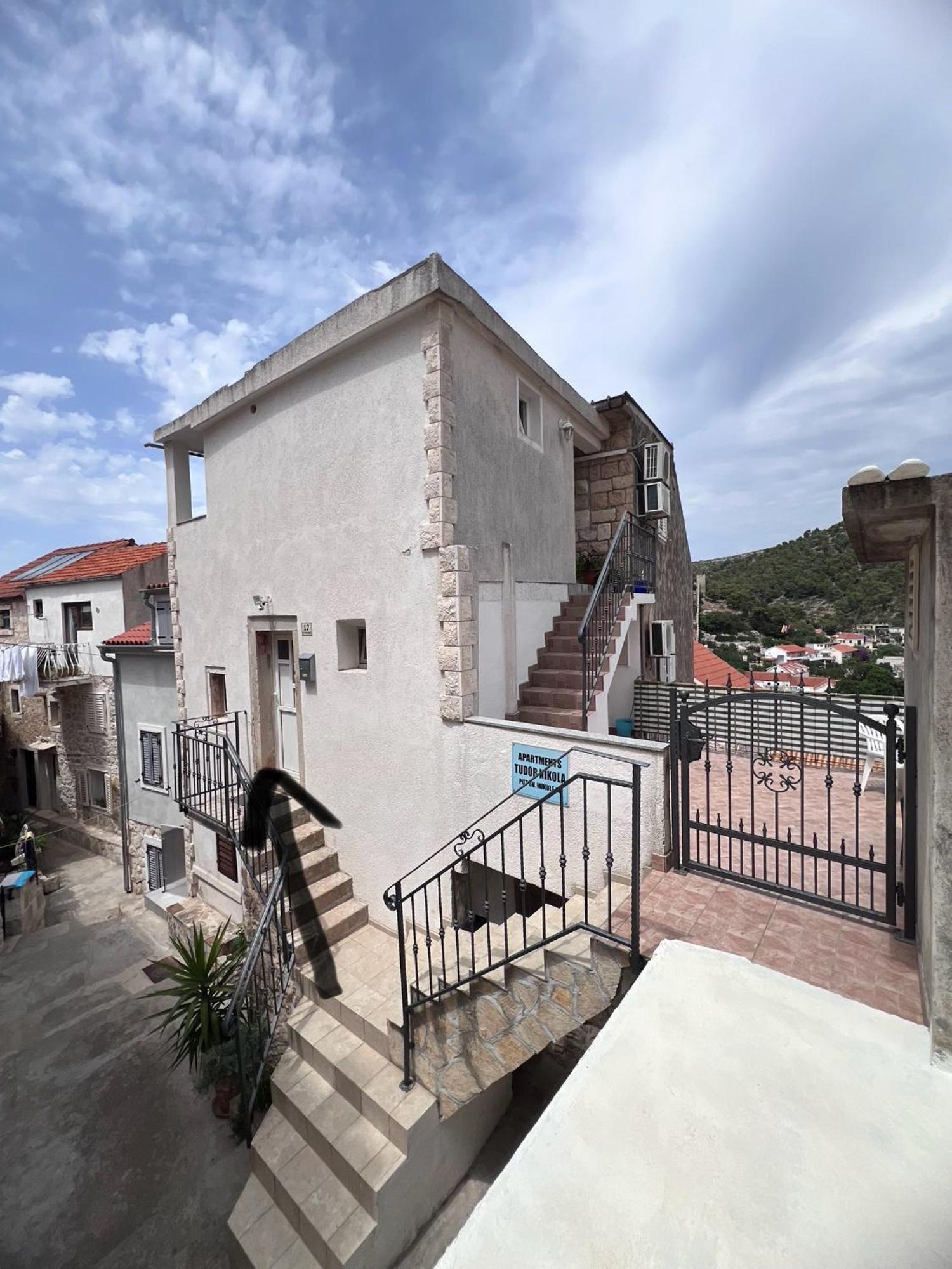 Apartments Tudor Nikola ฮวาร์ ภายนอก รูปภาพ